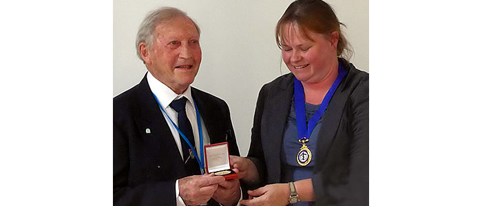 Rufus Ross receives the Lindsay Memorial Medal from Rachel Bairsto , President