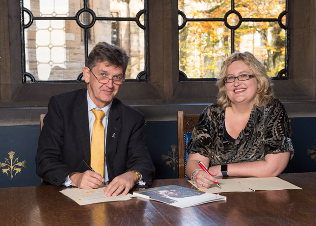 Image of the signing of the UofG Sydney agreement October 2016