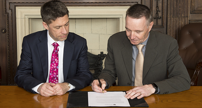 Image of UofG Chief Operating Officer David Duncan and John Ballantyne, Executive Director of Multiplex singing the agreement