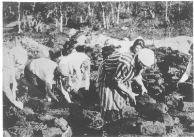 Forced labour - women extracting peat. © International Memorial (Moscow).