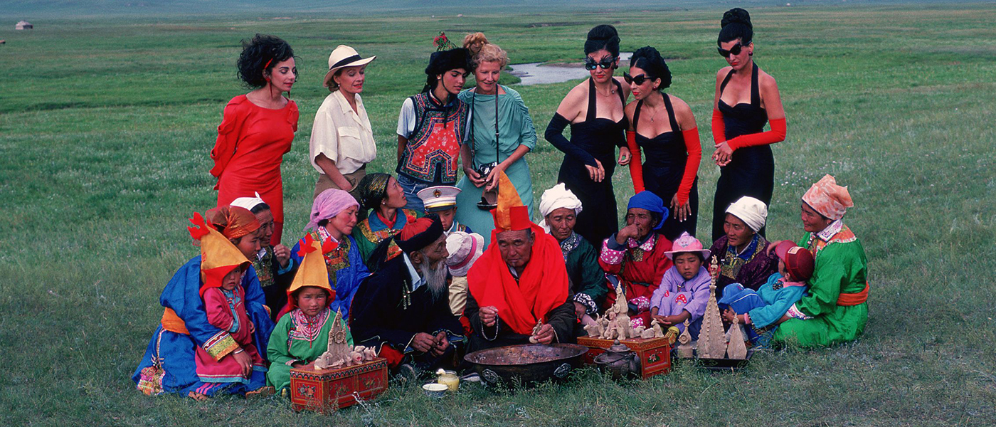 Ulrike Ottinger, Begegnung im Grasland, 1988. Colour photograph. Context: Johanna d’Arc of Mongolia, Altan Gol, Mongolia. Courtesy of the artist. 