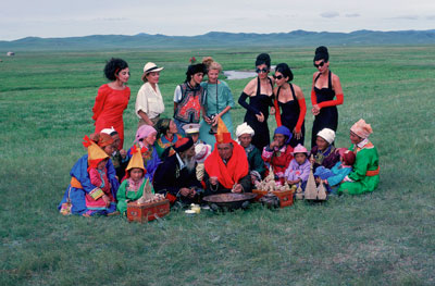 Ulrike Ottinger, Begegnung im Grasland, 1988. Colour photograph. Context: Johanna d’Arc of Mongolia, Altan Gol, Mongolia. Courtesy of the artist/ Ulrike Ottinger Filmproduktion.