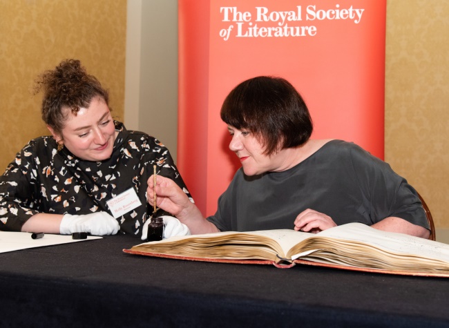 Professor Louise Welsh signs the RSL fellowship roll with Lord Byron pen Credit Adrian Pope 