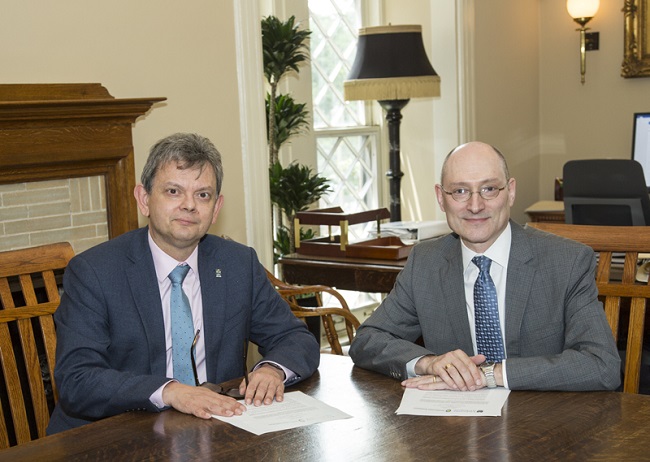 Professor Sir Anton Muscatelli and Provost Dr John Davis signing the new strategic partnership between the University of Glasgow and the Smithsonian Photo Michael Barnes
