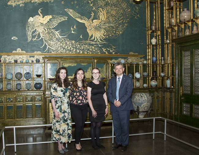 University of Glasgow student who are on placement with the Smithsonian in Provenance Research and Collecting and Provenance Studies meet with Professor Sir Anton Muscatelli in the Whistler Peacock Room to speak of their experience as interns. Photo Michael Barnes