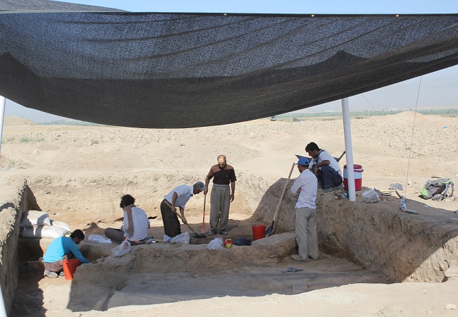 An image of archaeologists at the excavations of Khani Masi in modern day Iraq