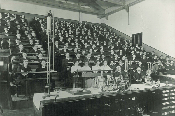 Chemistry lecture theatre around 1900