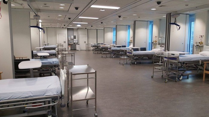 Flat floored clinical skills room with hospital bed bays