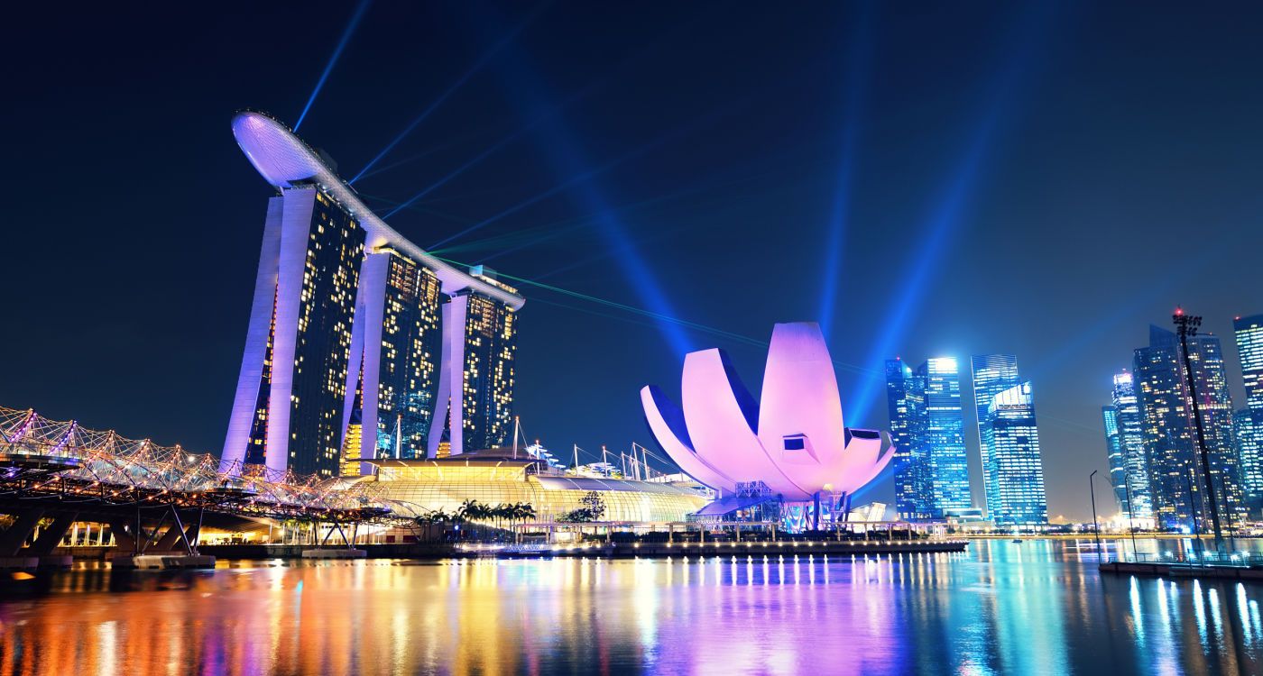 Marina Bay Sands hotel light show at night [Photo: Shutterstock]
