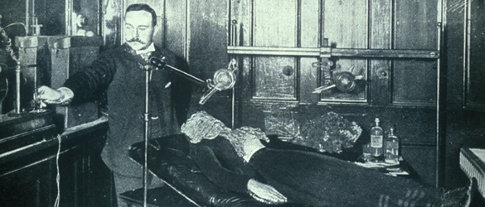 Dr Macintyre taking an X-ray, courtesy of Medical Illustration Services, Glasgow Royal Infirmary