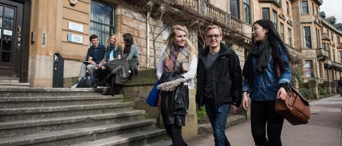 3 students on Uni Gardens
