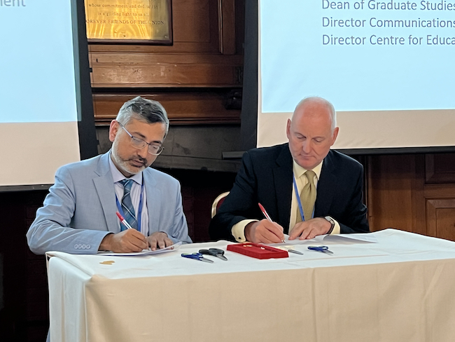 Professor Muhammad Imran (University of Glasgow) and Dr. Mark Pierpoint (Keysight Technologies) signing the MoU.