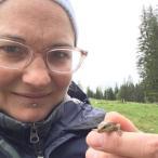 Close up image of Kathryn Elmer holding a newt