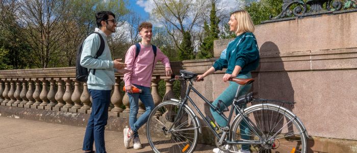 Students chatting in Kelvingrove park