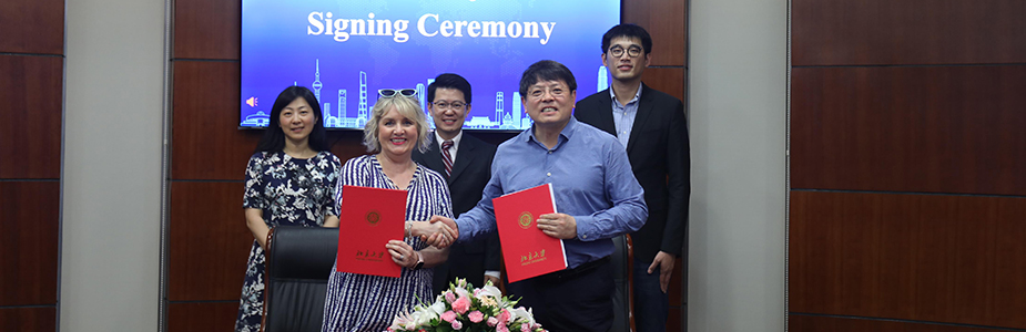 Group photograph of Head of Adam Smith Business School and associates in China, signing a Memorandum of Agreement
