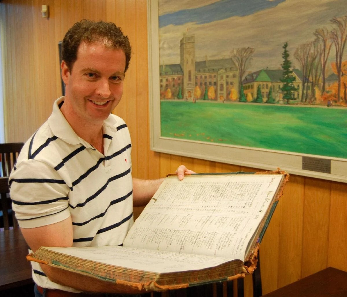 A picture of Kevin James holding a book.