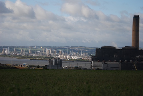 A view of the chimneys and buildings of the Grangemouth refining and petrochemical works and Longannet power station on the shores of the River Forth. Image credit: StaraBlazkova, published on Wikimedia Commons https://commons.wikimedia.org/wiki/File:Falkirk_industry_area.JPG with a GNU_Free_Documentation_License