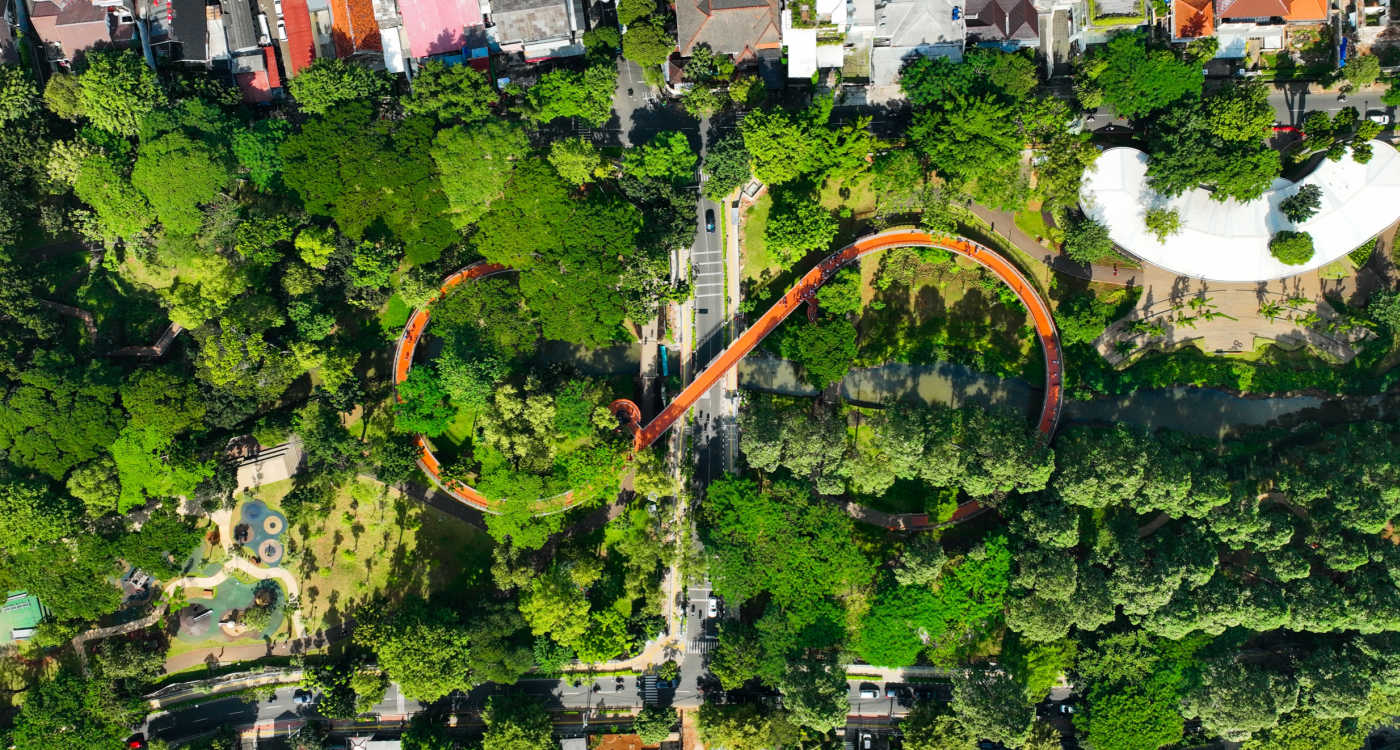 Path shaped in a large 'S' running through Bus Tebet Eco Park