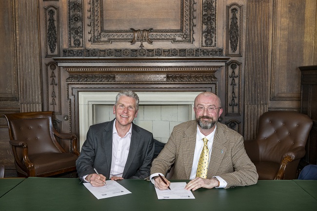 Dr Chris Deighan, Executive Medical Director at NHS Lanarkshire and Professor Matthew Walters, Head of the School of Medicine, Dentistry & Nursing, sign the Strategic Partnership agreement