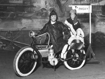 Nellie Wallace and Stanley Lupino, Aladdin, Theatre Royal, 1924 (© Newsquest (Herald & Times). Licensor www.scran.ac.uk)