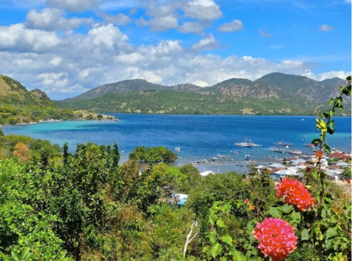 Image of Warloka bay, greenery and blue waters