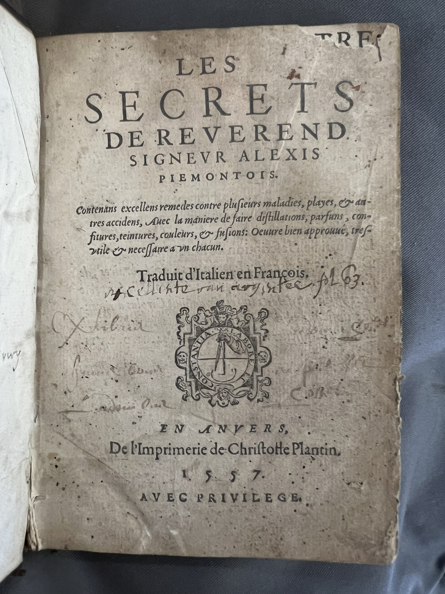 The title page of an old copy of Les Secrets De Reverend Signevr Alexis