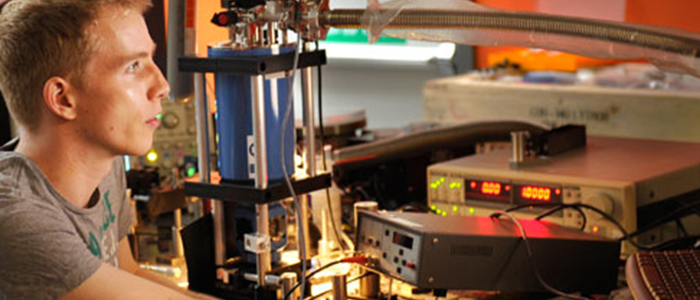 Student using equipment in Wynn Lab for chemical photonics research