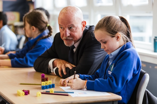 Dr Ewan Kirk meets pupils at Kelvindale Primary School
