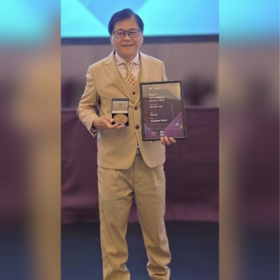 Tan Teck Lee with Award from IET