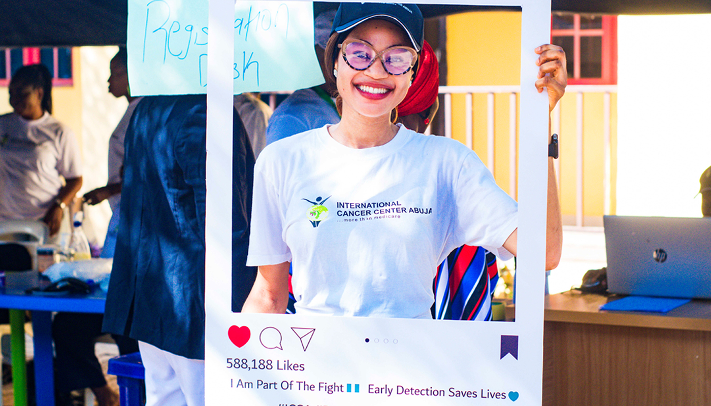 Debora holding a instagram selfie frame