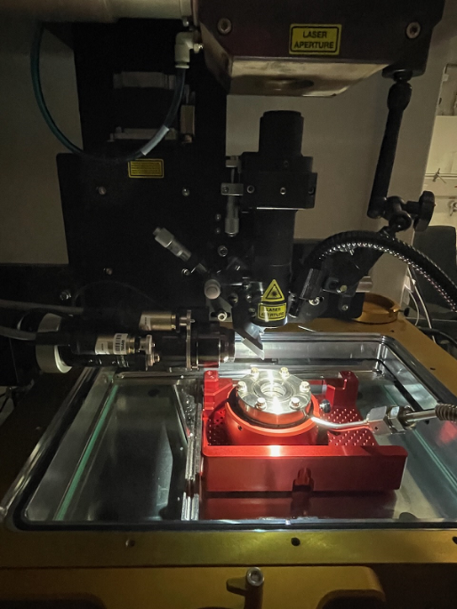 RESOchron high-vacuum laser cell for in-situ helium analysis.