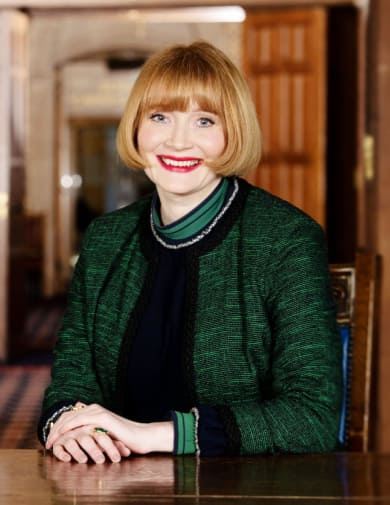 Rachel Sandison portrait pic in University building