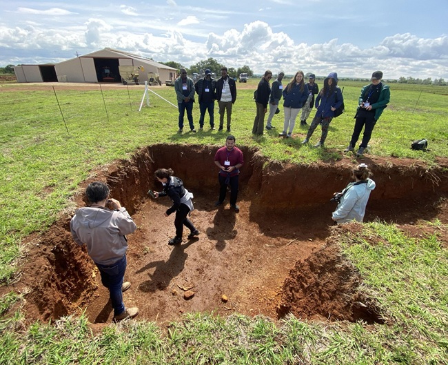 Doctoral candidates visiting the experimental farm at North-Western University in Potchefstroom (South Africa) to discuss soils and agricultural strategies. Photo M Madella - UPF Doctoral candidates visiting the experimental farm at North-Western University in Potchefstroom (South Africa) to discuss soils and agricultural strategies. Photo M Madella - UPF