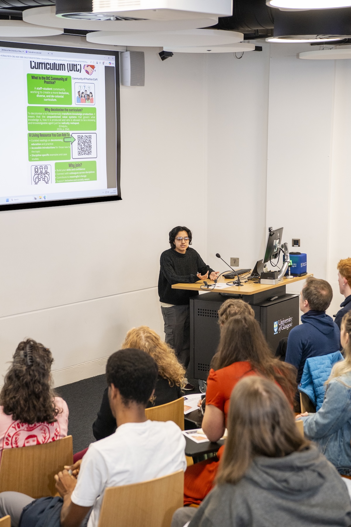 One of the library prozewinners from the library associate scheme stanid doing a presentation in front of peers