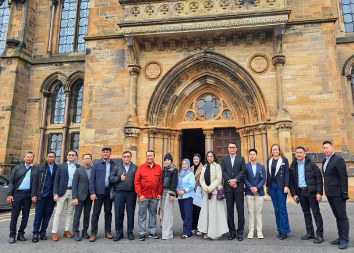 People at Gilbert Scott Building