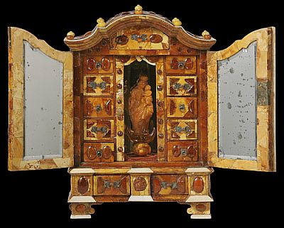 Miniature baroque amber cabinet of King Stanisław August Poniatowski (the last king of Poland). Made in Gdańsk after 1771. Donated by Lady Barbara Carmont of Edinburgh to the Malbork Castle Museum collections in 1979. © Malbork Castle Museum.

