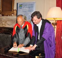 Principal Professor Anton Muscatelli oversees Mr Onsi Sawiris' signing of the register making the Egyptian businessman and philanthropist a Doctor of the University of Glasgow. 