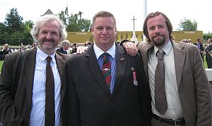 (l-r) Dr Iain Banks, Tim Whitford, whose great uncle was the first man to be identified through a medallion found in 2007, and Dr Tony Pollard.
