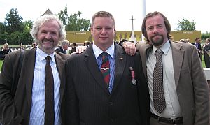 (l-r) Dr Iain Banks, Tim Whitford, whose great uncle was the first man to be identified through a medallion found in 2007, and Dr Tony Pollard.
