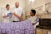 Nursing Students at patient bedside  © Corprorate Communications University of Glasgow