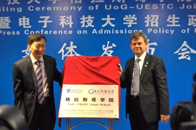 UESTC President Li Yanrong wth Principal Anton Muscatelli unveiling nameplate at UoG-UESTC JEP, 16 May 2013