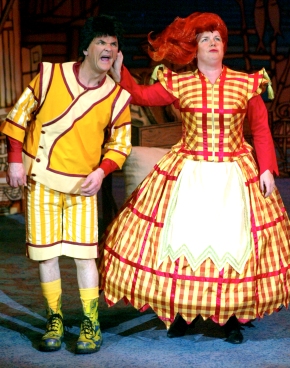 Elaine C Smith and Gerard Kelly in Aladdin, King’s Theatre Glasgow, 2002 (ALADDIN6.JPG) (King’s Theatre, Glasgow)

