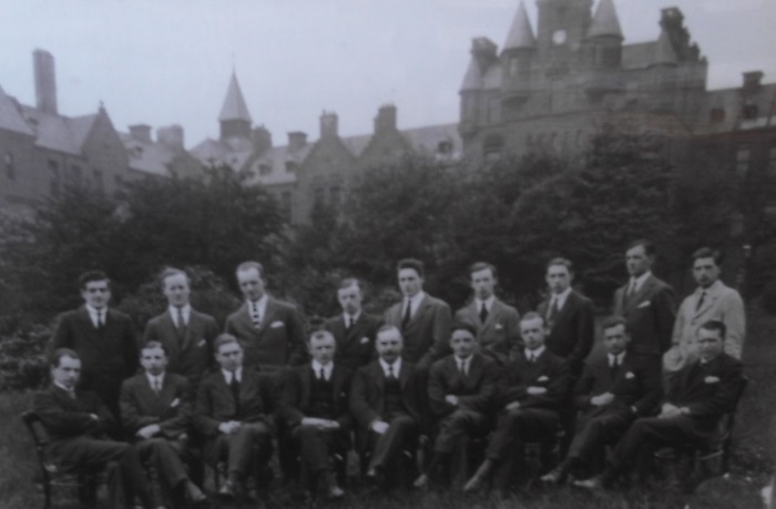 Students with the Western Infirmary in the background, 1918