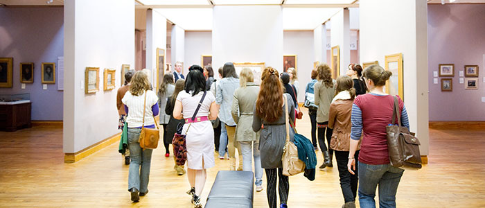 Students in the Huntarian art gallery