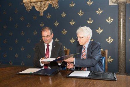 Simon Fraser University's President and Vice Chancellor, Professor Andrew Petter, and Professor Neal Juster, Senior Vice Principal and Deputy Vice Chancellor, at the formal signing of a student exchange agreement between the two universities