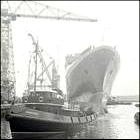 The Thunderer and other tugs manoeuvre the QE2.