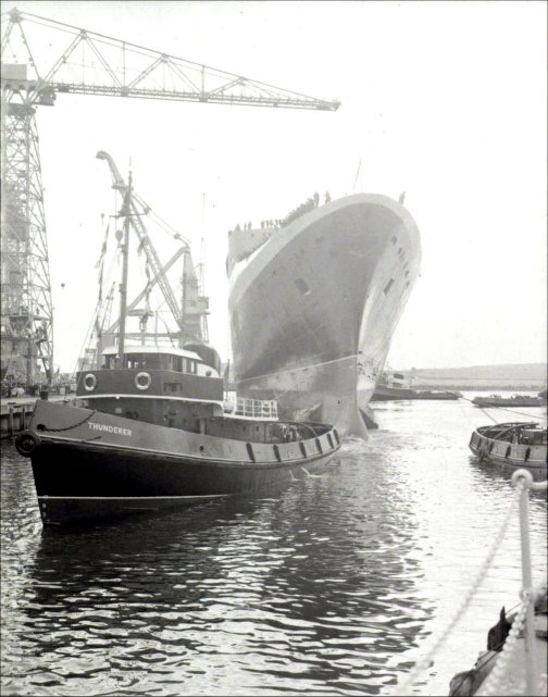 The Thunderer and other tugs manoeuvre the QE2.