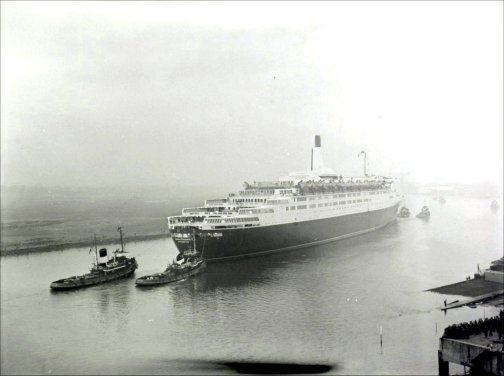 The QE2 leaves Clydebank for the drydock in Greenock.