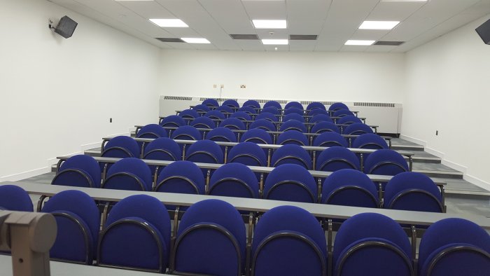 Raked lecture theatre with fixed seating