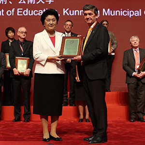 Professor James Conroy, Vice-Principal for Internationalisation, receiving Confucius Institute of the Year award from the Vice Premier of China, Mme Yandong Liu.